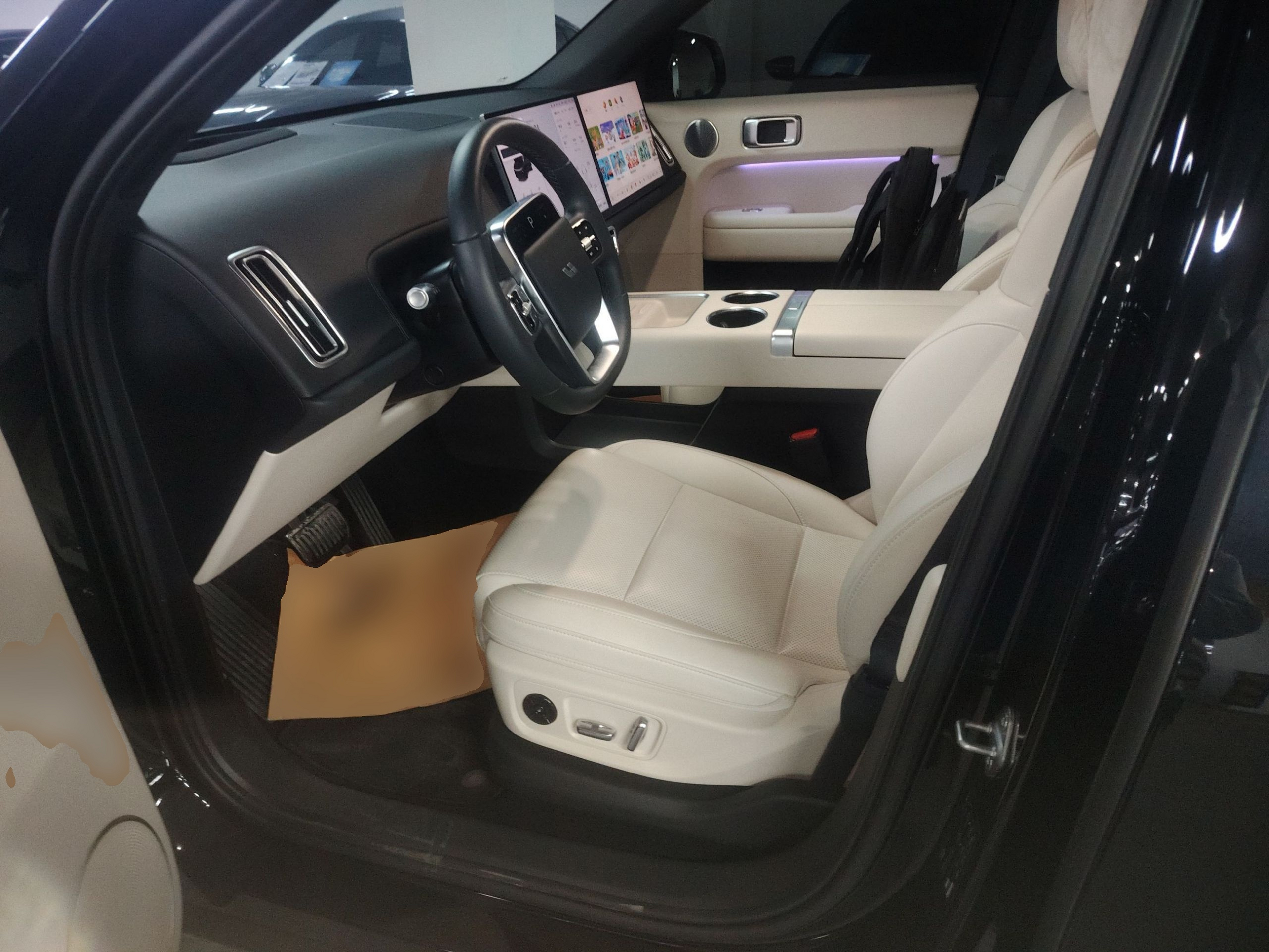 المقاعد الأمامية داخل السيارة