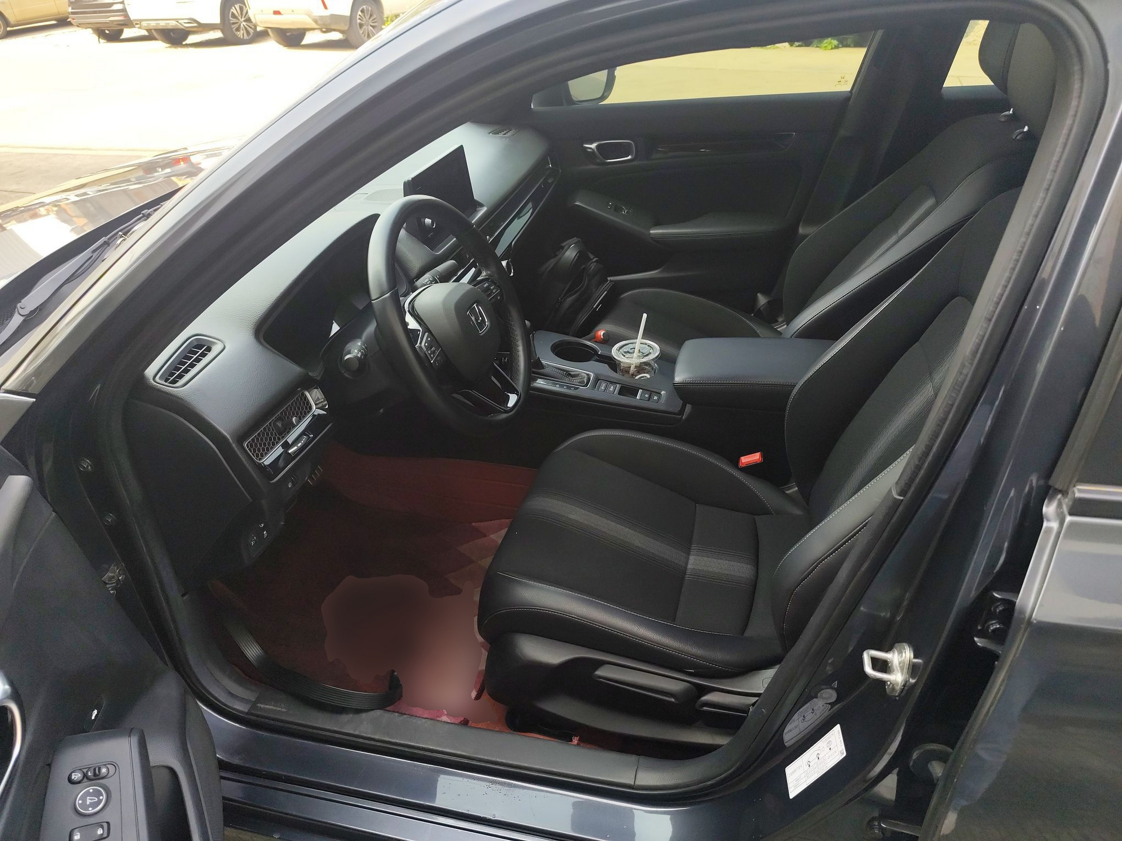 Переднее сиденье в автомобиле