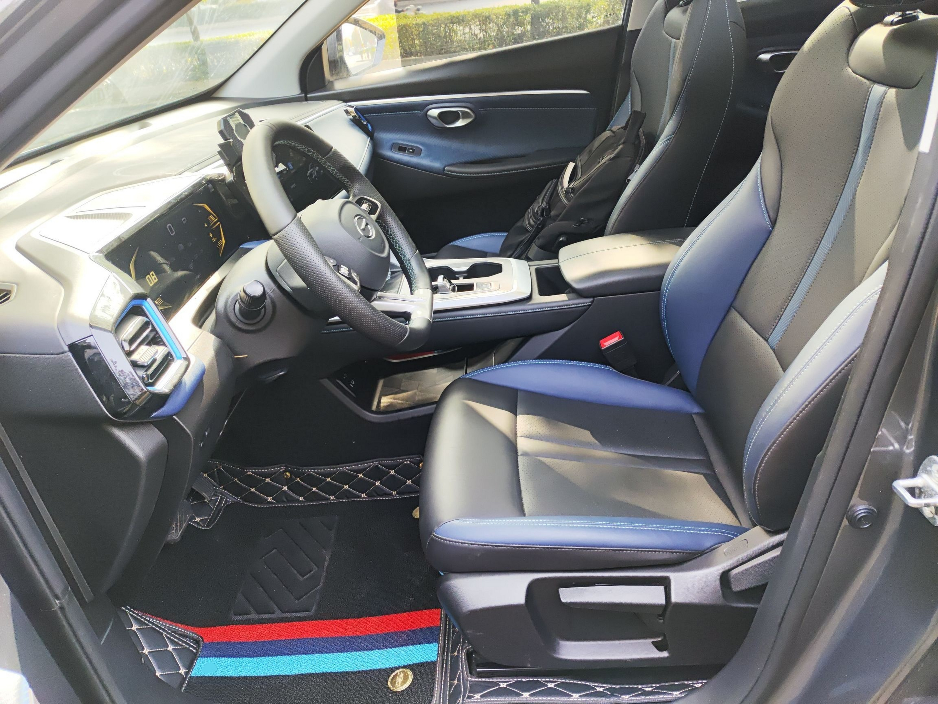 المقاعد الأمامية داخل السيارة