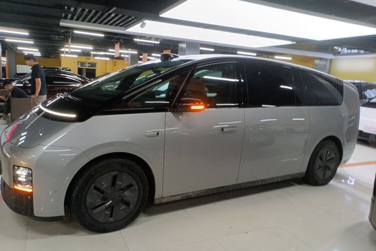 Used Li Auto MEGA 2024 Ultra Model
