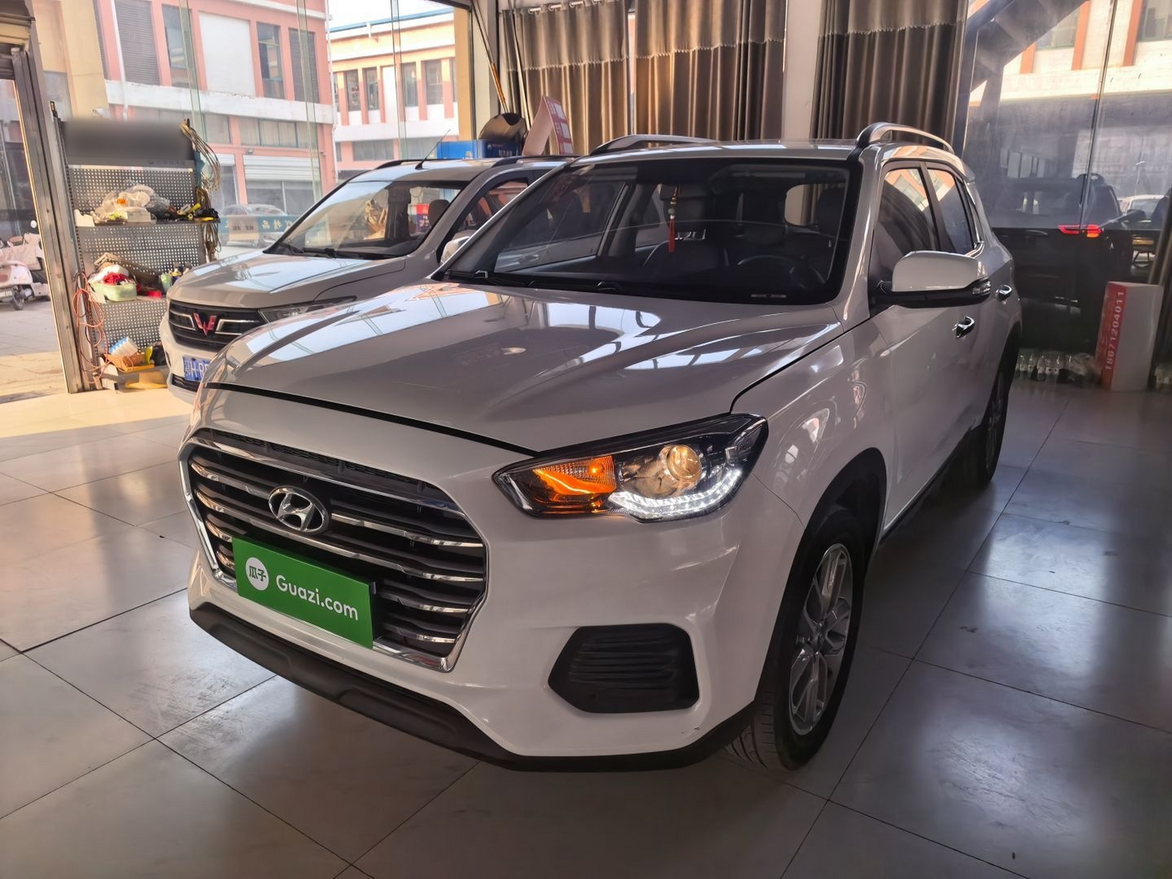 تحت مقدمة السيارة