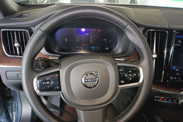 Used Volvo XC60 2023 B5 4x4 Smart Luxury Edition