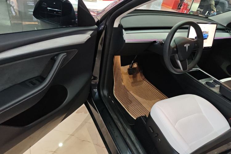 Used Tesla Model Y 2024 Long-Range All-Wheel-Drive Version