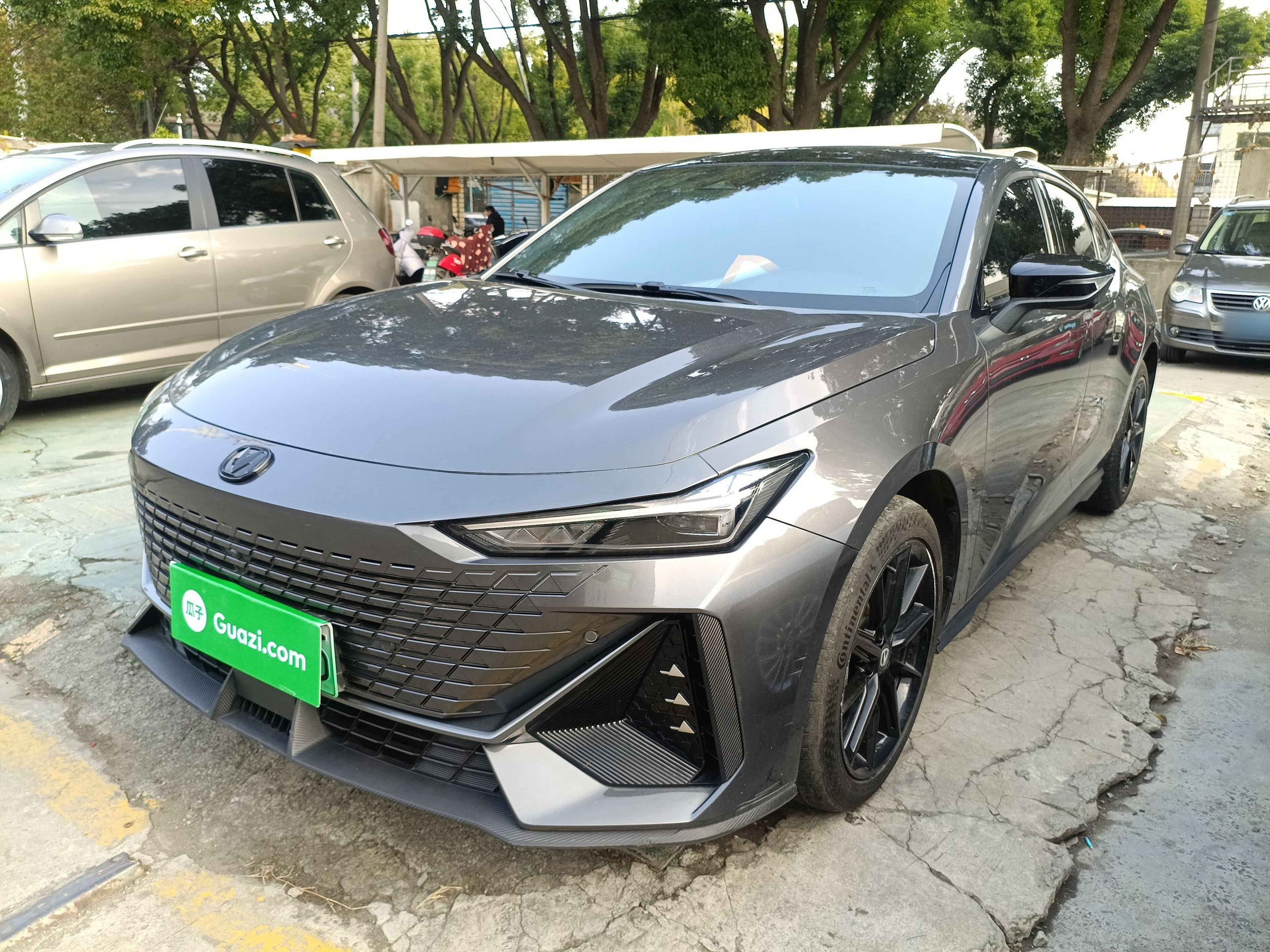 Под передней частью автомобиля