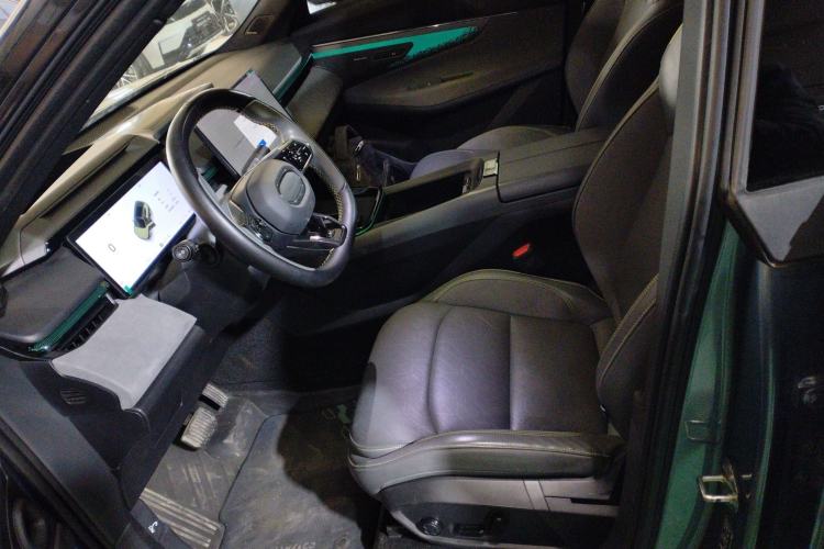 Used Lynk & Co 08 EM-P 2025 220 km All-Wheel-Drive Performance Halo
