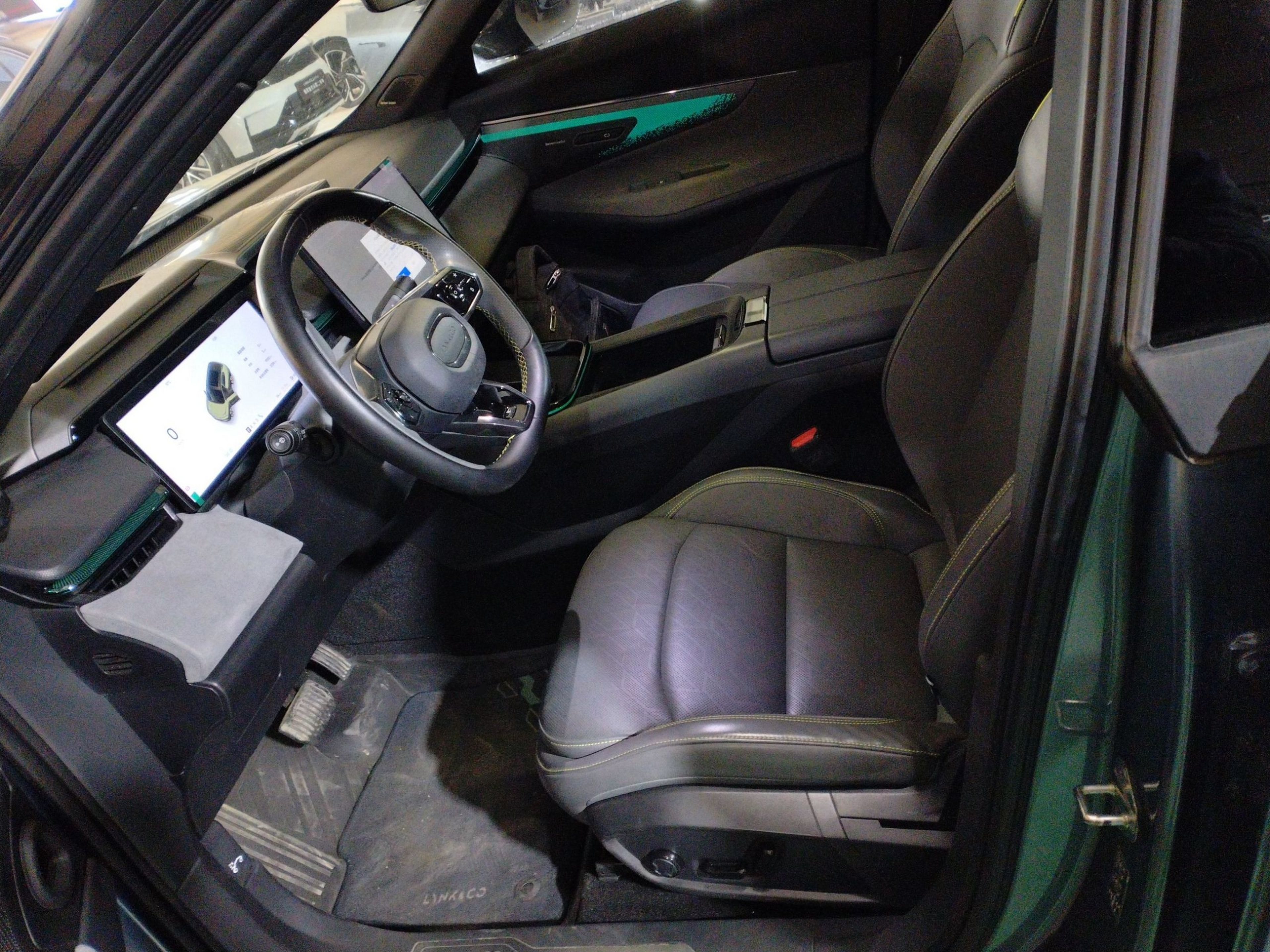 المقاعد الأمامية داخل السيارة