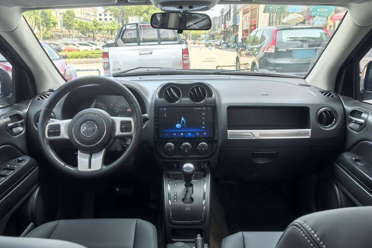 Used  Compass 2014 2.0L two-wheel drive sport version
