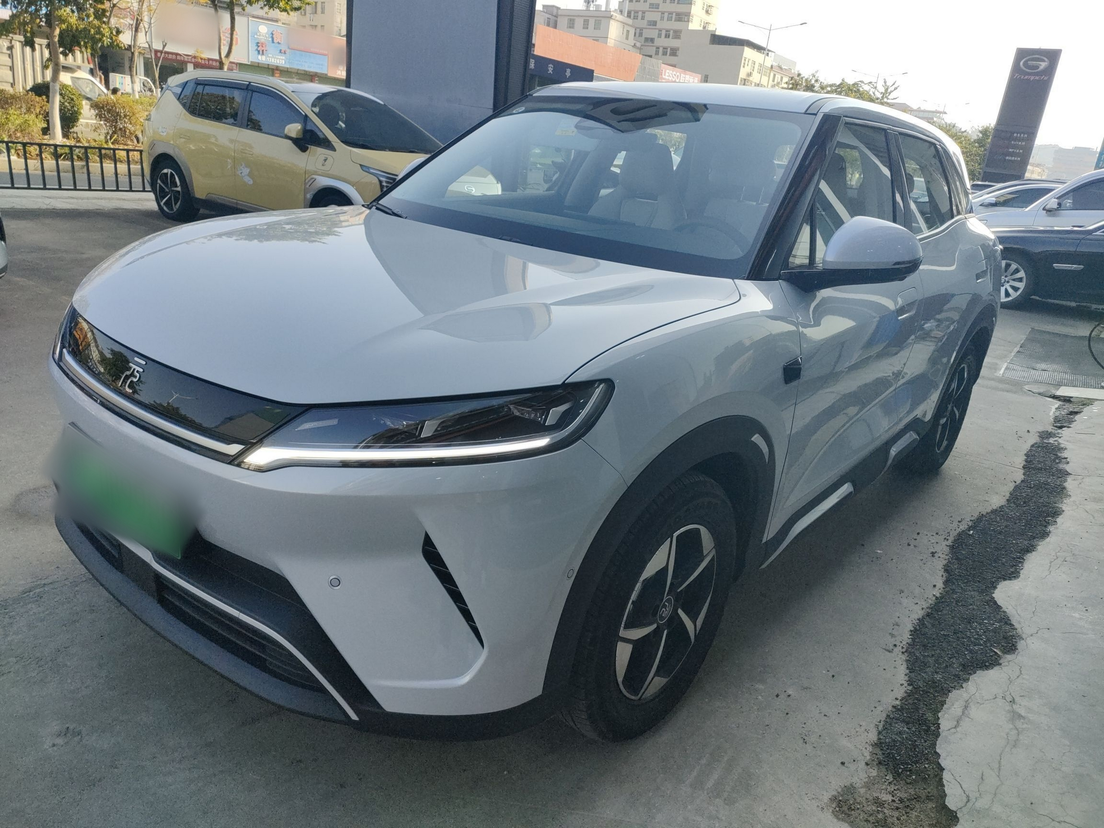 Под передней частью автомобиля