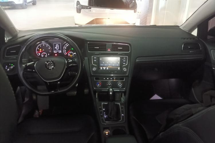 Used Volkswagen Golf 2017 1.6L Automatic Comfort Million-Vehicle Anniversary Edition
