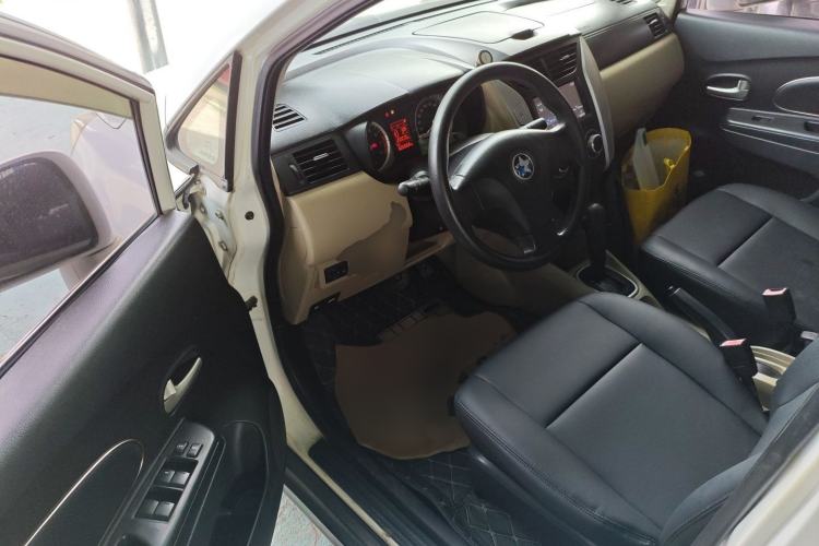 Used Venucia R50 2013 1.6L Automatic Fashion Edition
