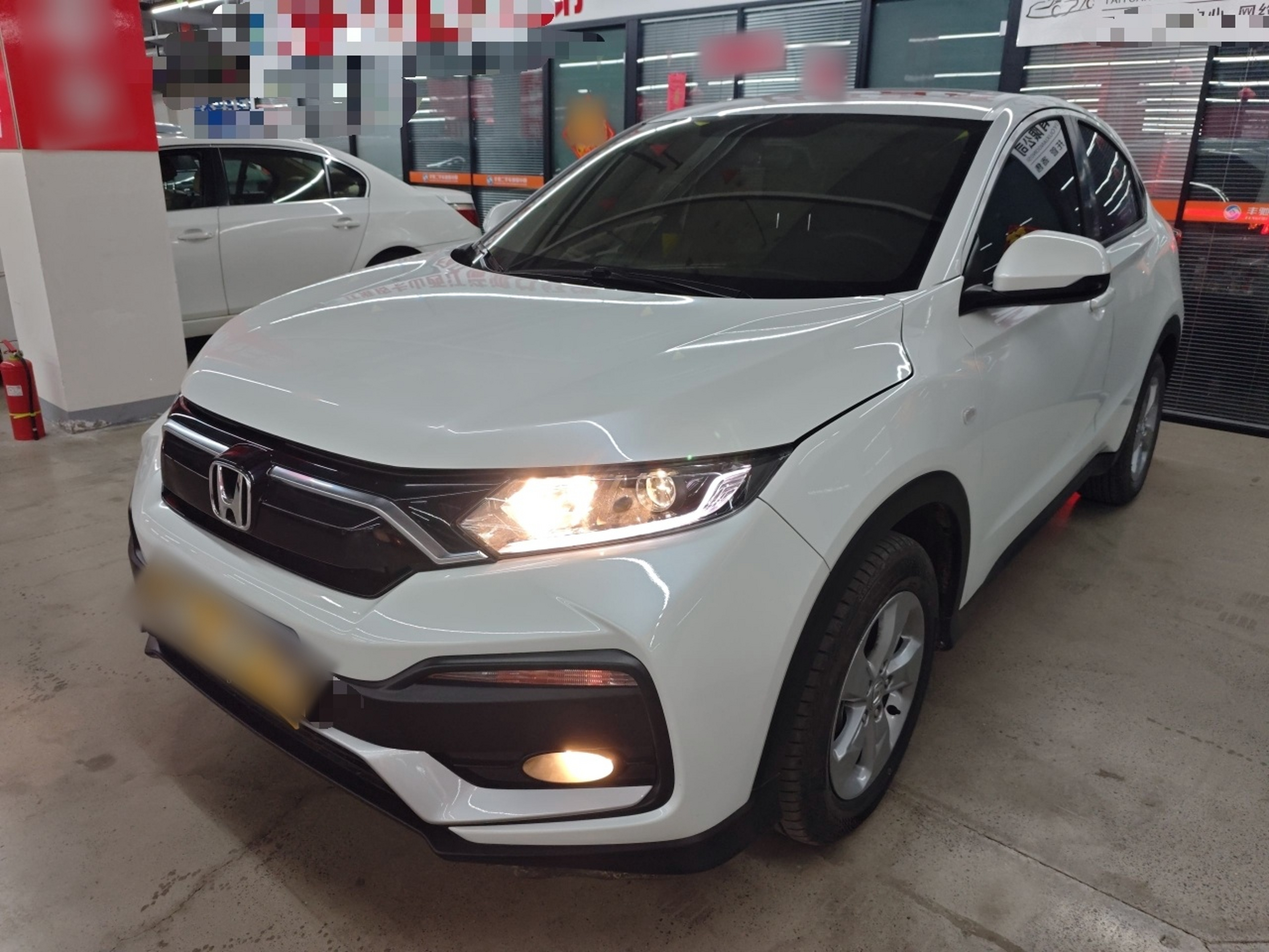 تحت مقدمة السيارة