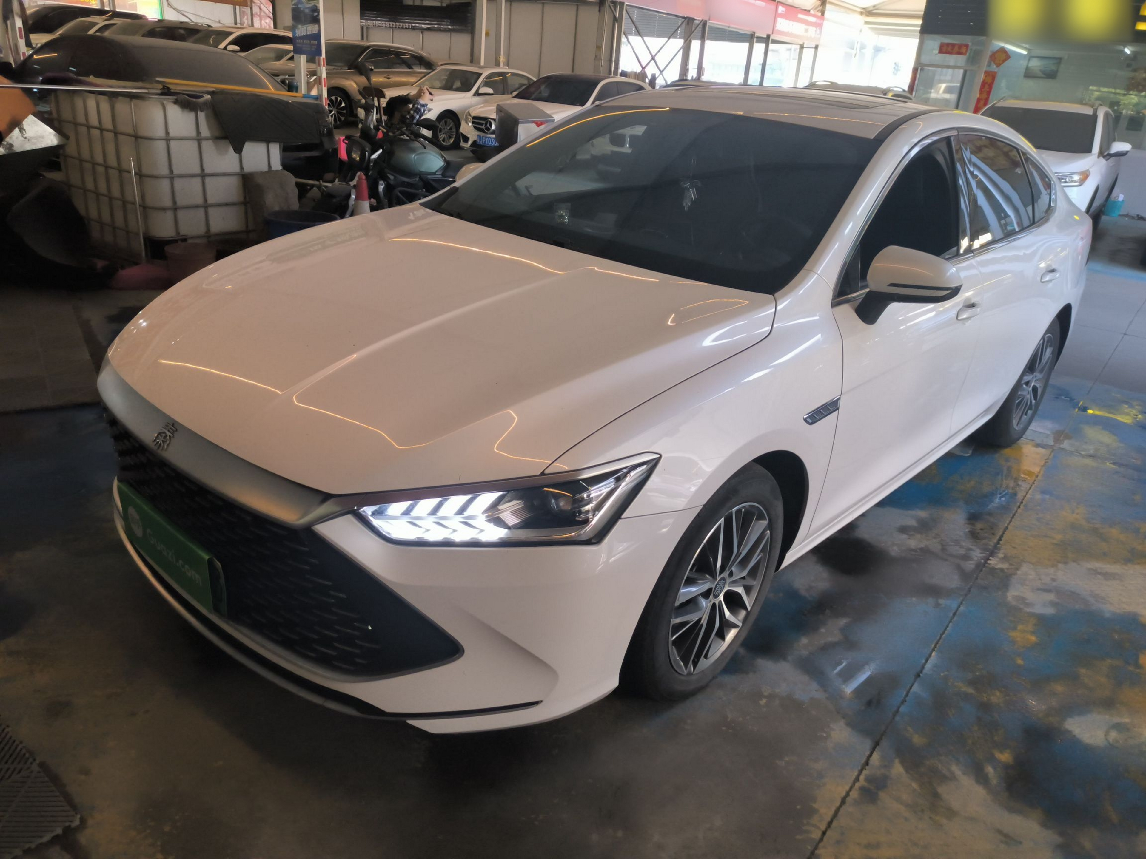 Под передней частью автомобиля