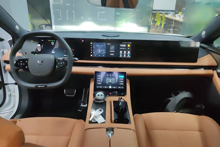 Used VOYAH PASSION 2024 PHEV Four-Wheel Drive Ultra-Long Range Flagship Model
