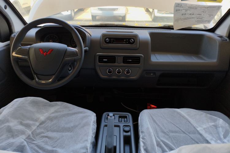 Used Wuling Yangguang 2024 300KM Comfort Version Passenger Van 75kW