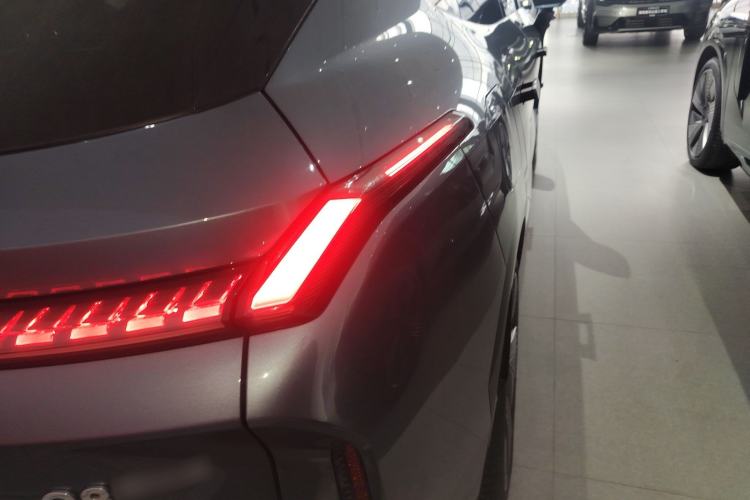 Used Lynk & Co 08 EM-P 2025 220 km All-Wheel-Drive Performance Halo