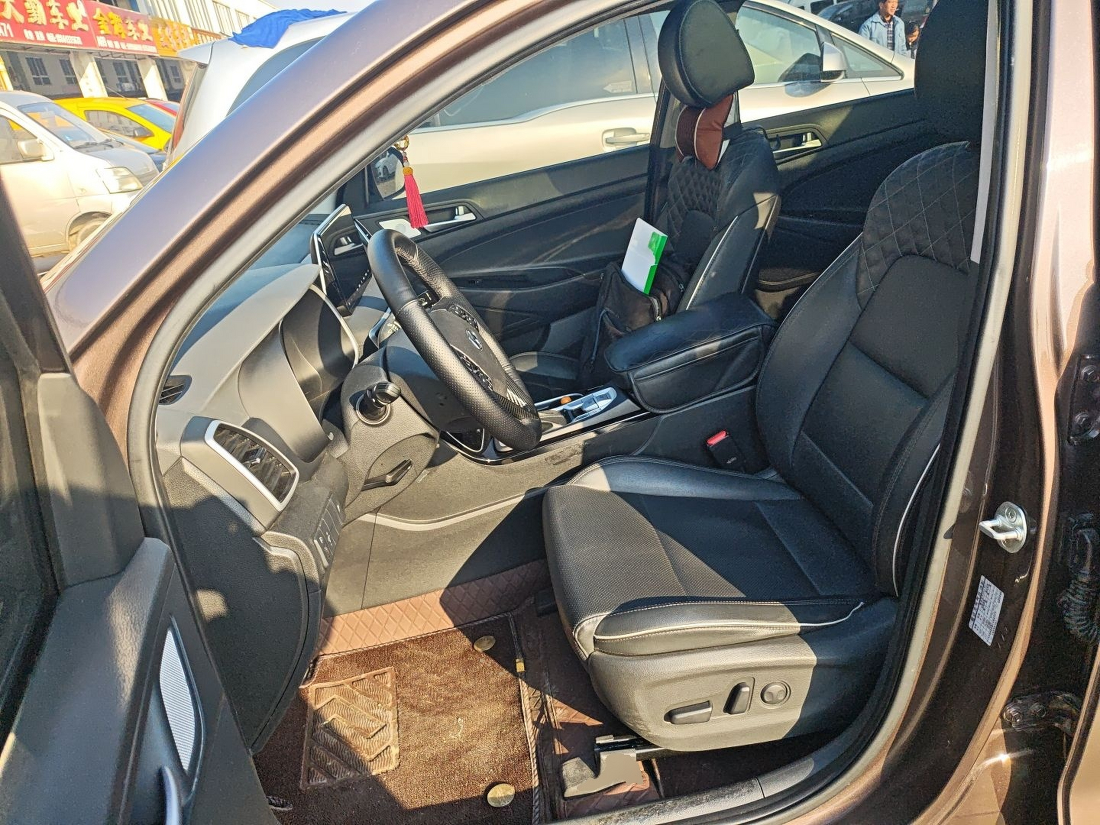 Переднее сиденье в автомобиле