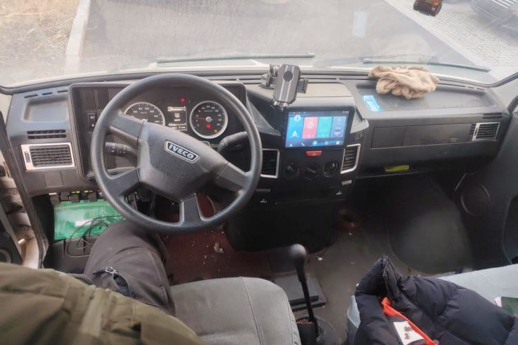 Used Iveco Daily 2021 2.5T A40 M1 Passenger Van 5-9 Seats Long Wheelbase Mid-Roof Design Dual Tires Manual Doors
