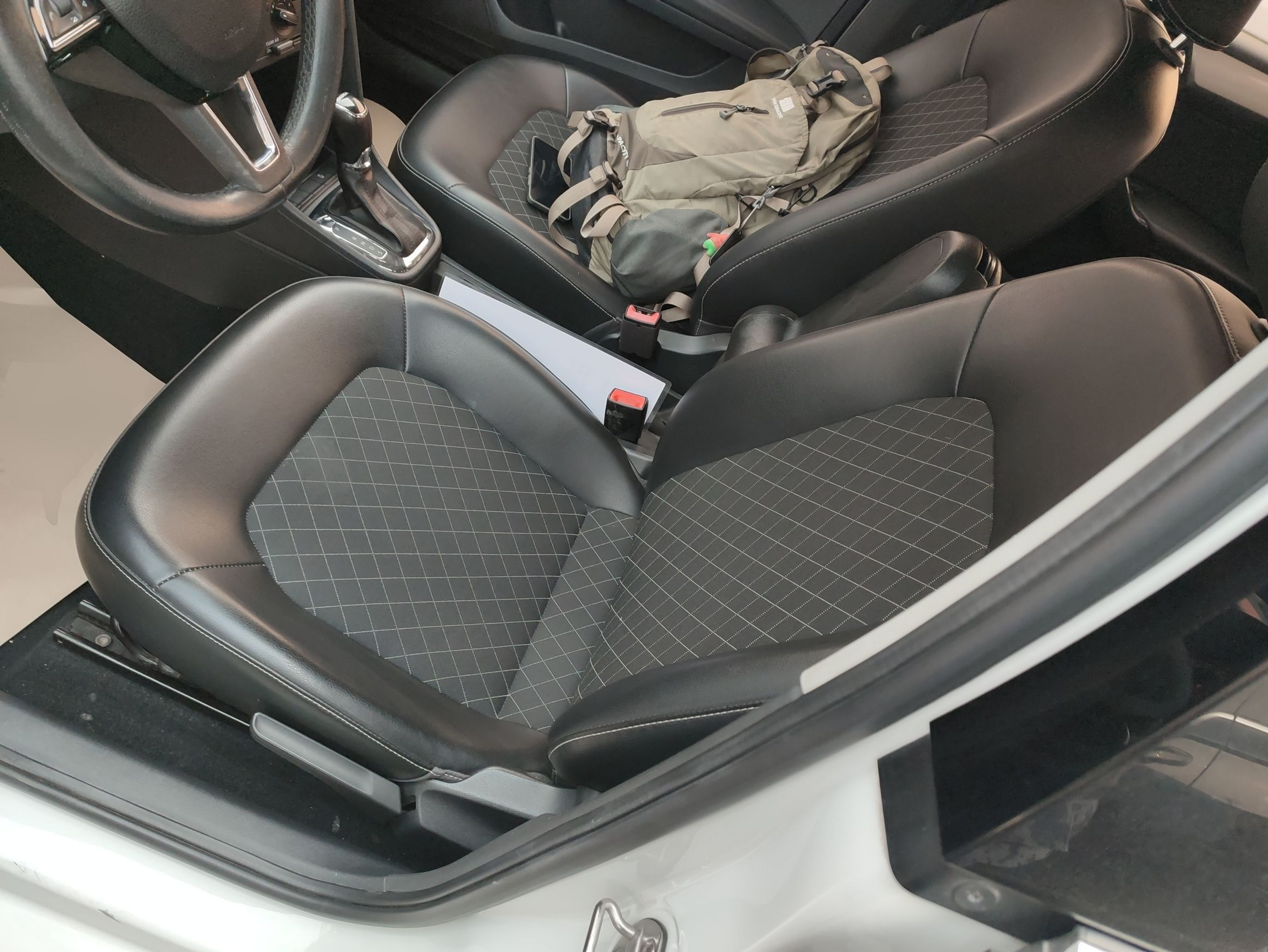 المقاعد الأمامية داخل السيارة