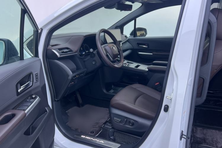 Used Toyota Sienna 2023 2.5L Hybrid Platinum Edition
