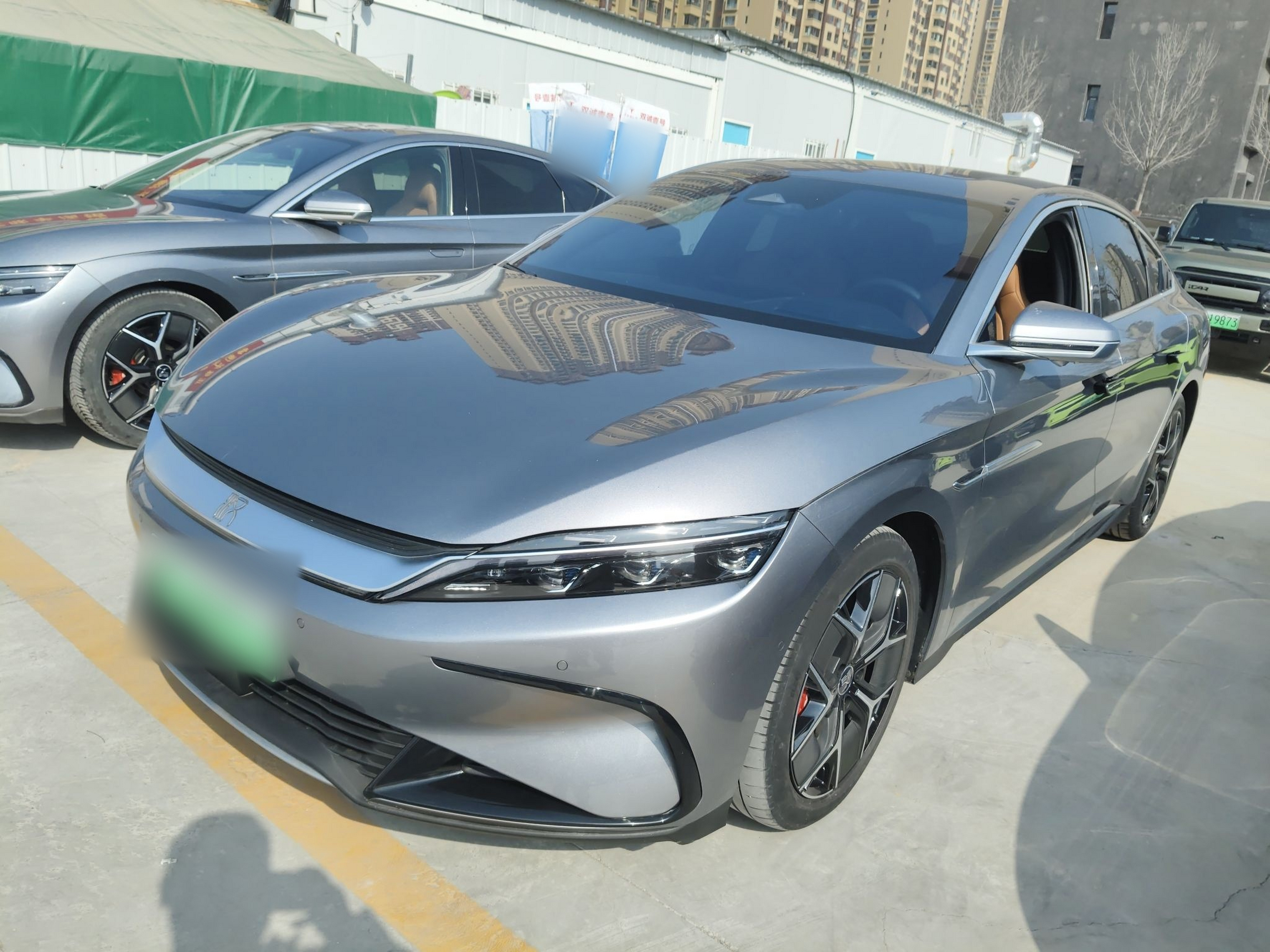 Под передней частью автомобиля