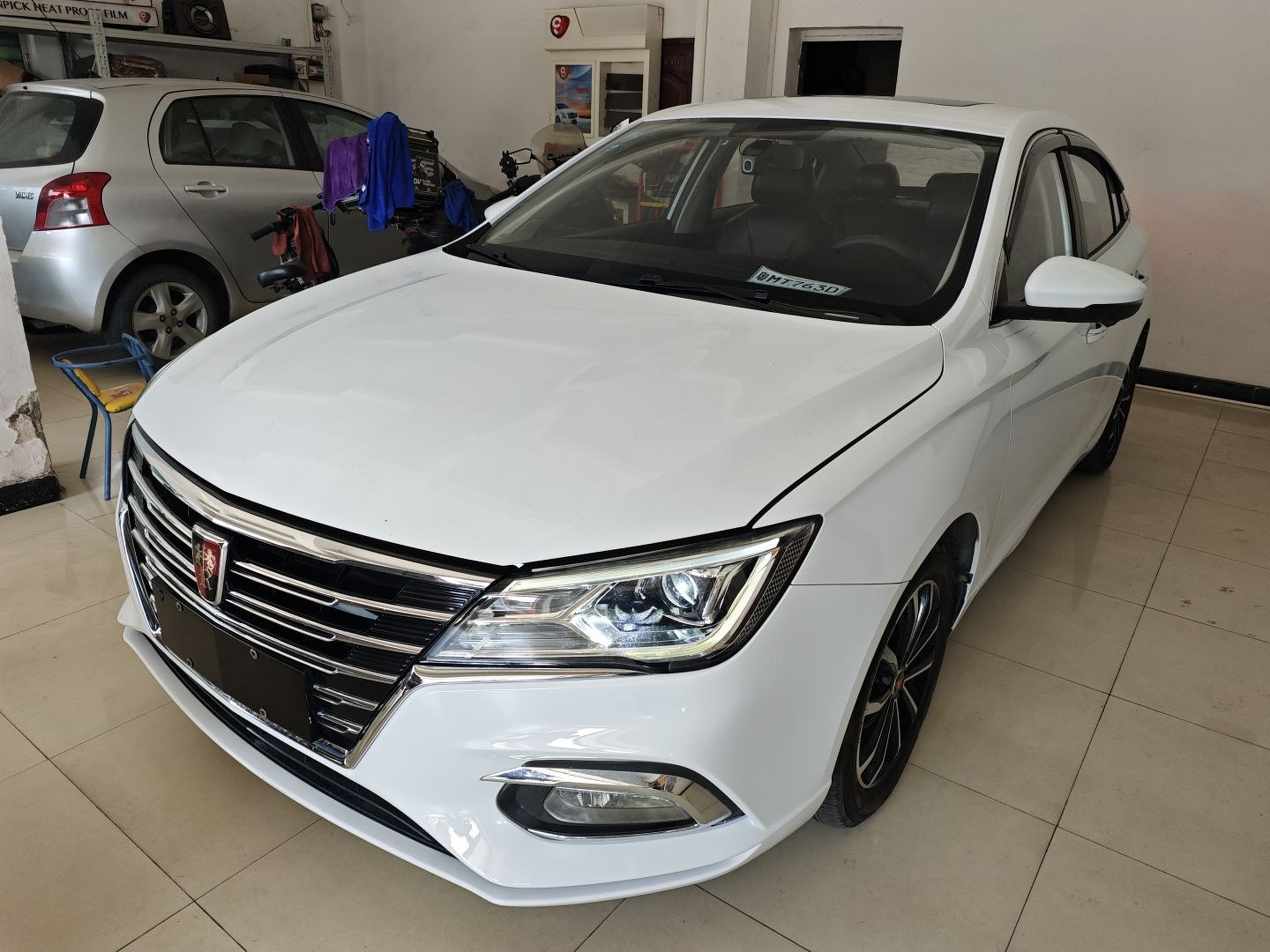 Под передней частью автомобиля