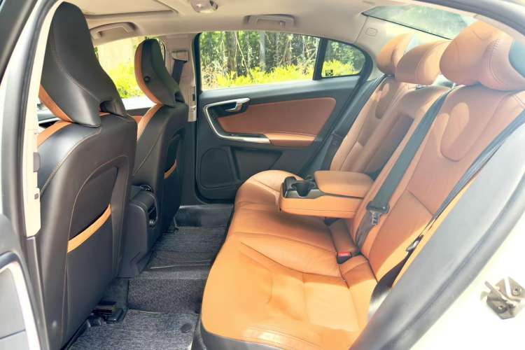 Used Volvo S60 2014 S60L 2.0T Zhiyuan Edition
