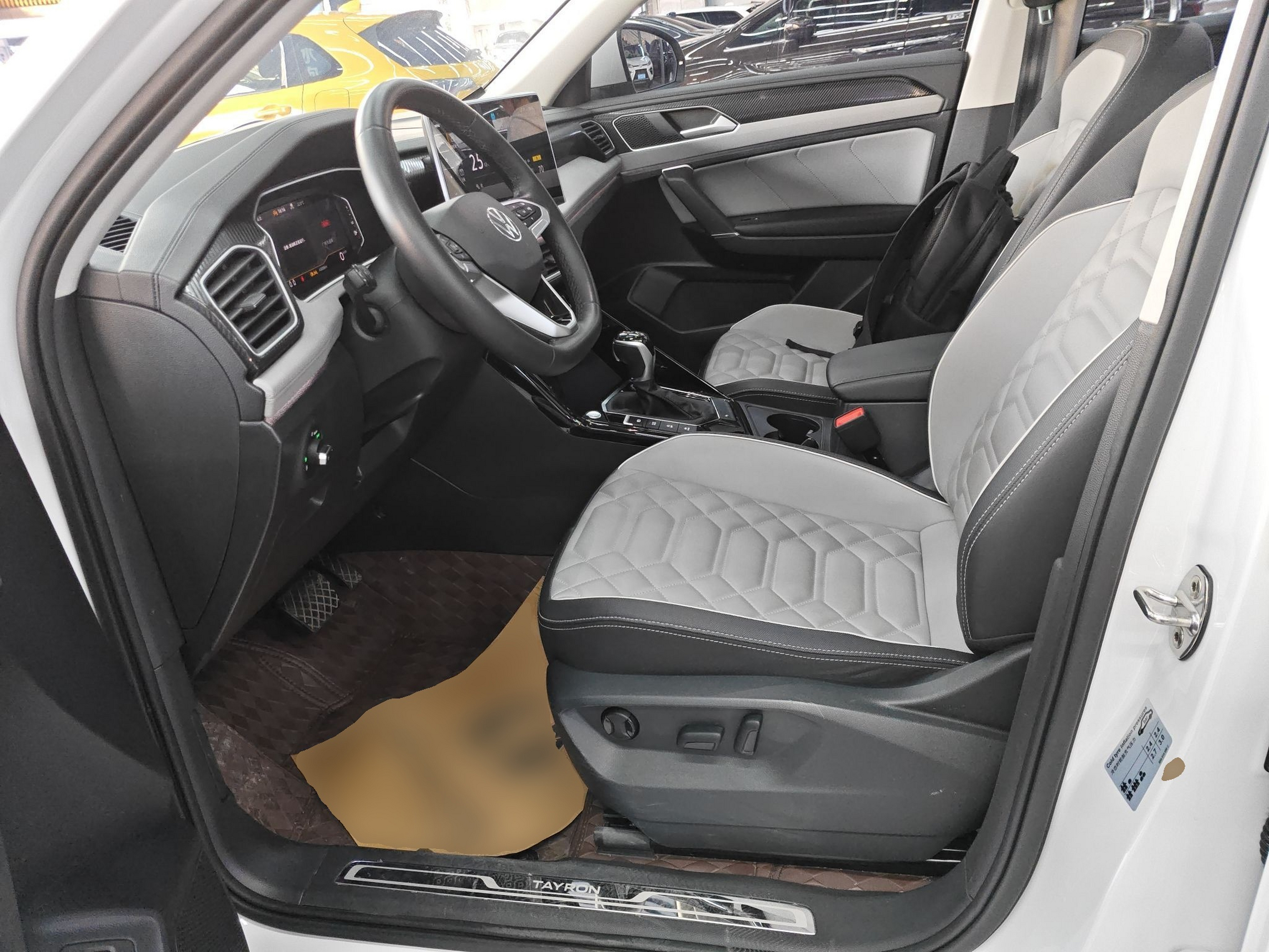 المقاعد الأمامية داخل السيارة