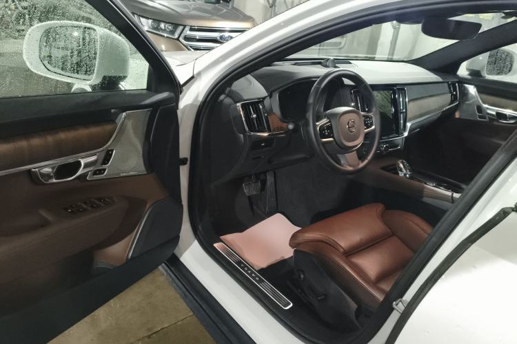 Used Volvo V90 2024 Cross Country B5 AWD Prestige Edition
