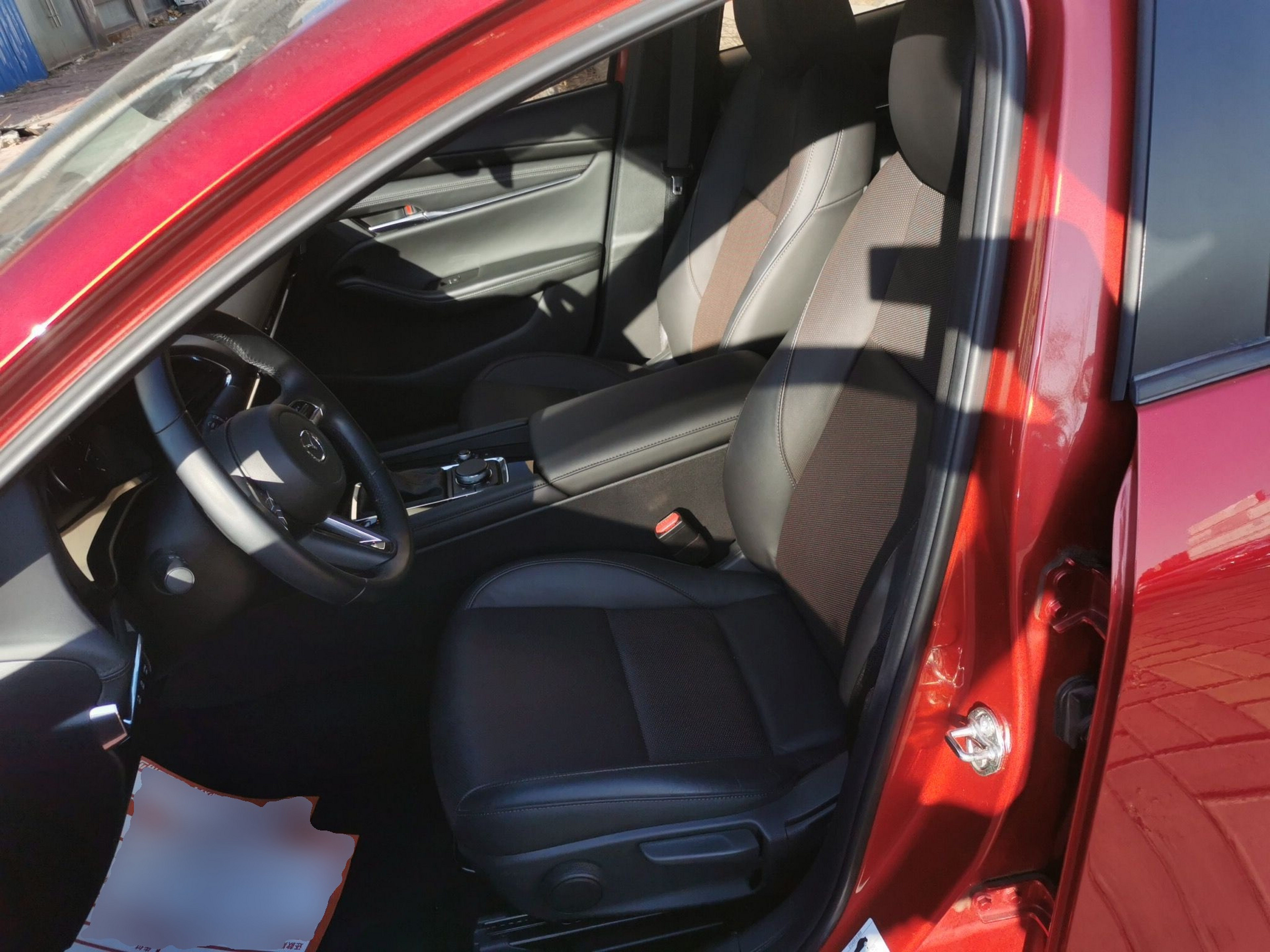 Переднее сиденье в автомобиле