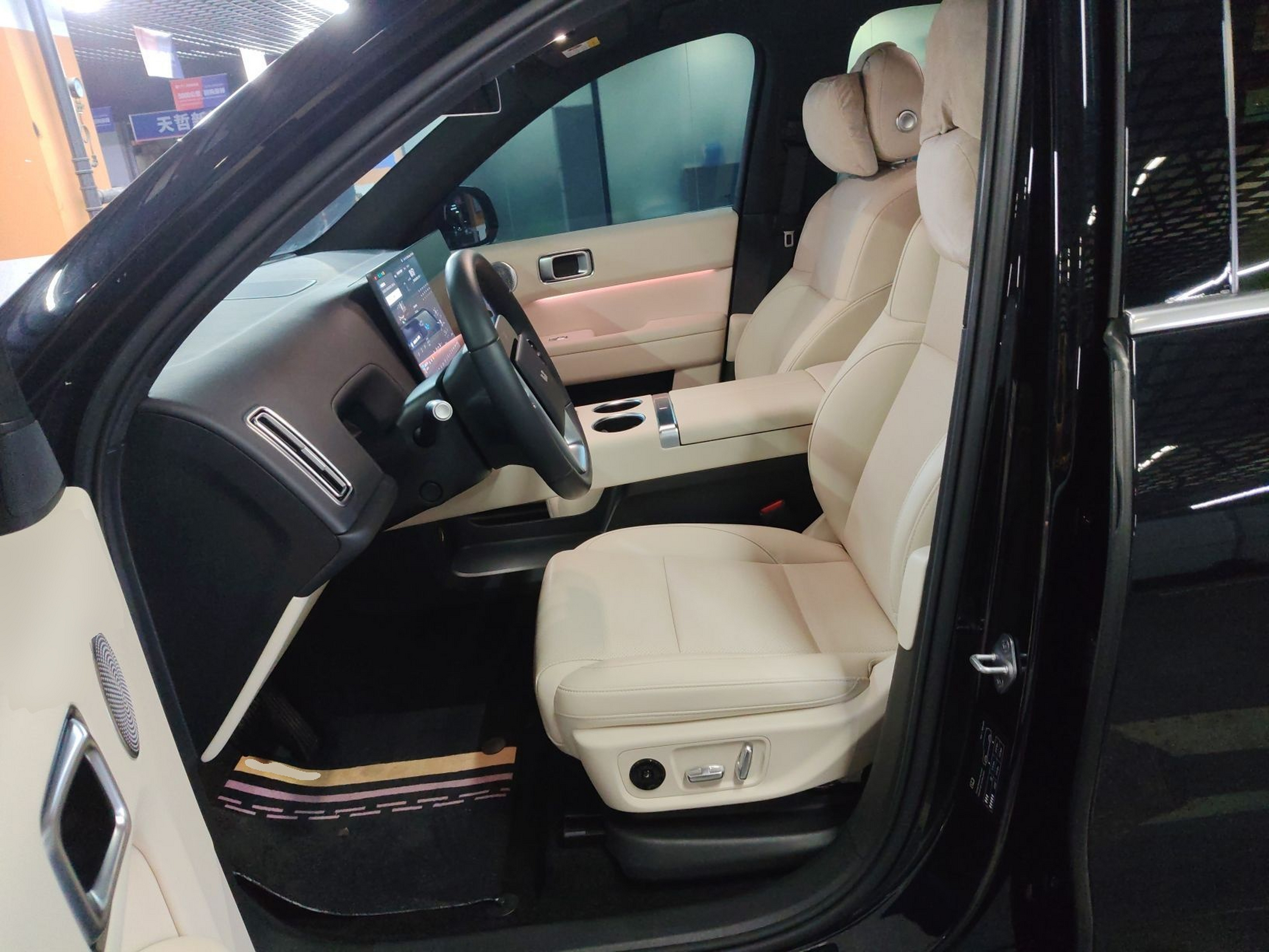 المقاعد الأمامية داخل السيارة