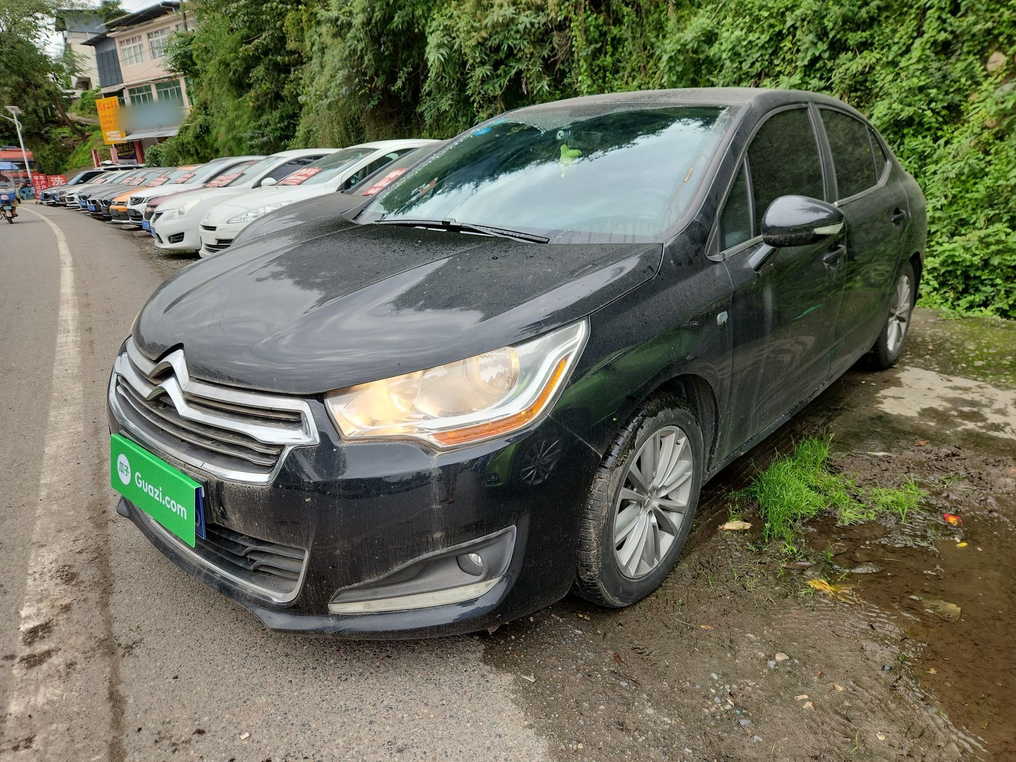 Под передней частью автомобиля