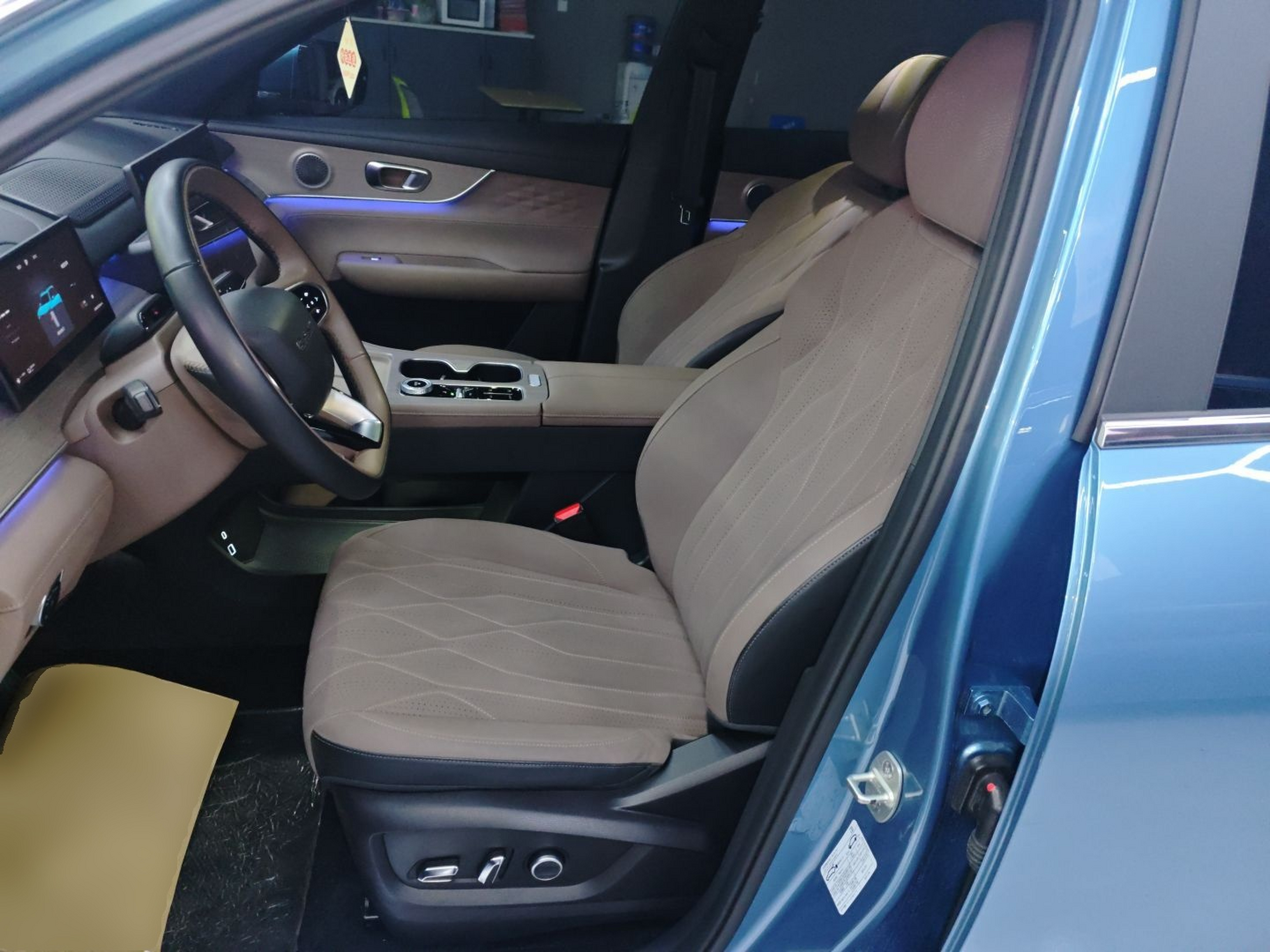 المقاعد الأمامية داخل السيارة