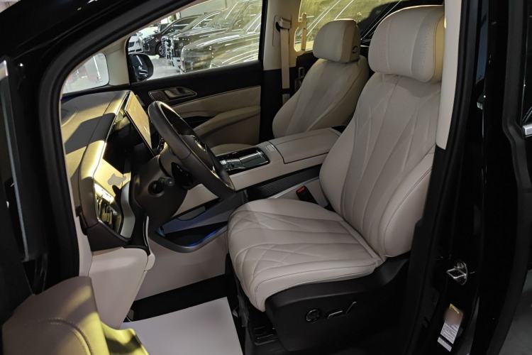 Used Denza D9 2025 DM-i Intelligent Drive 1020 Four-Wheel Drive Flagship Model