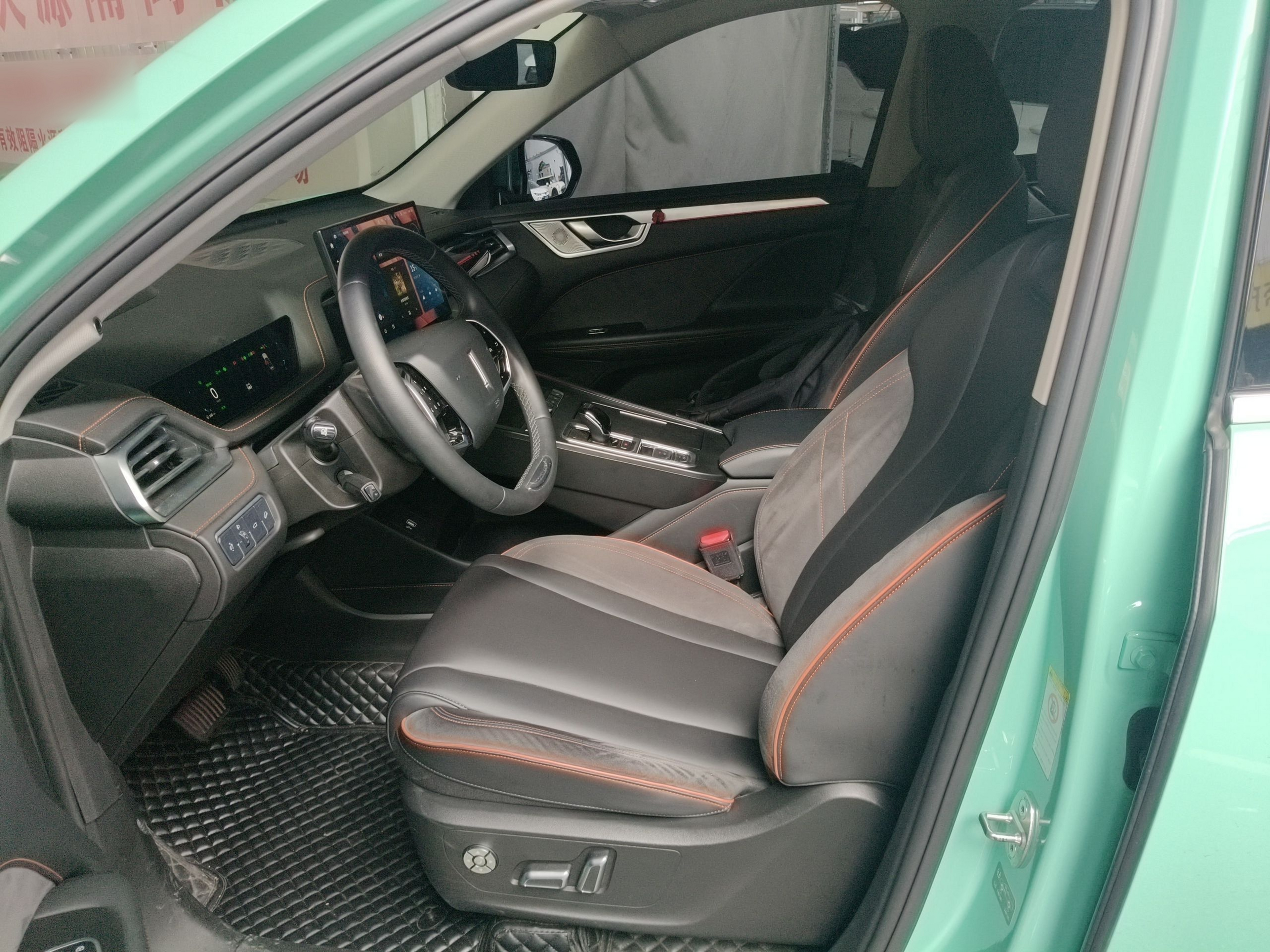 المقاعد الأمامية داخل السيارة