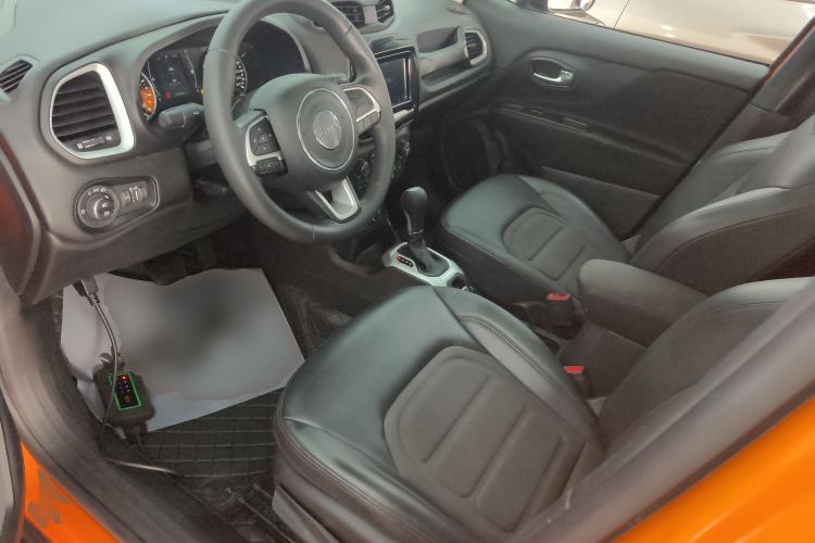 Used  Renegade 2019 220T Automatic Leading Edition
