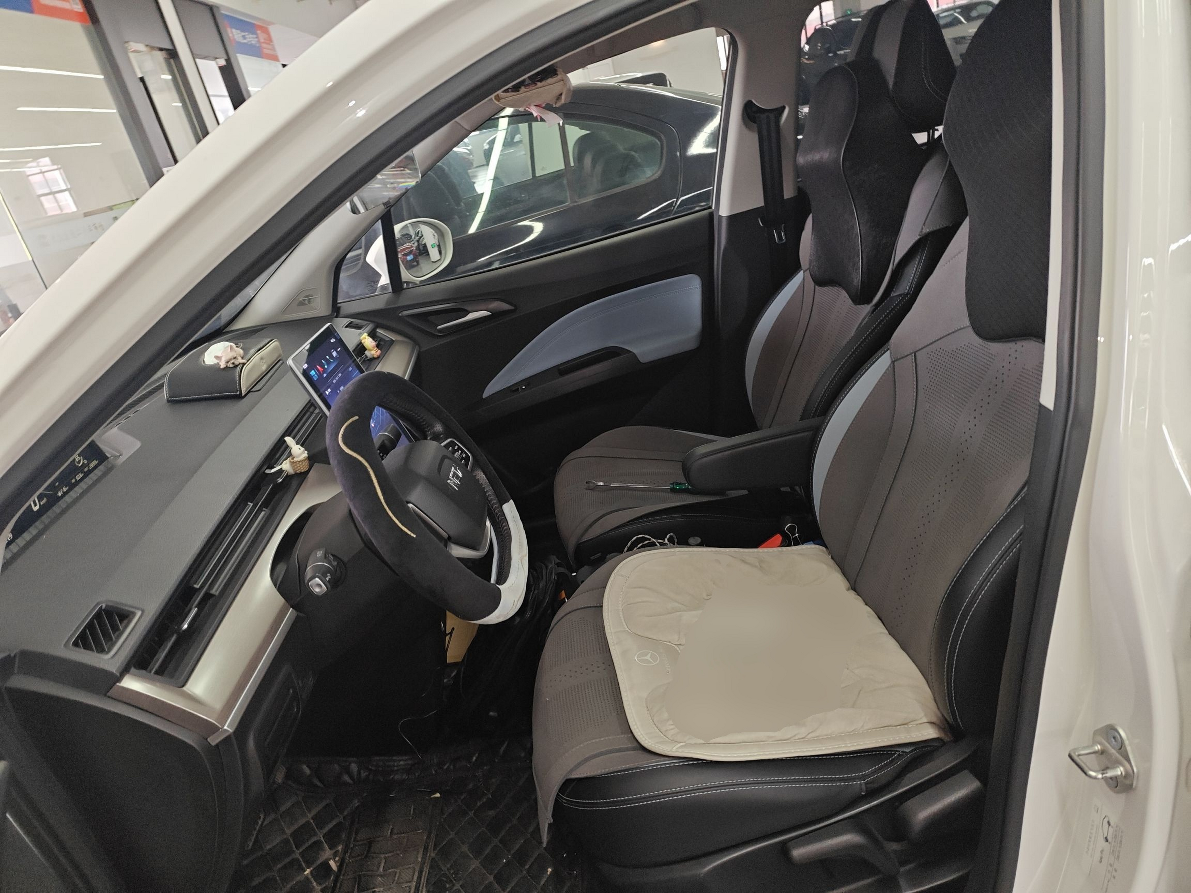 Переднее сиденье в автомобиле