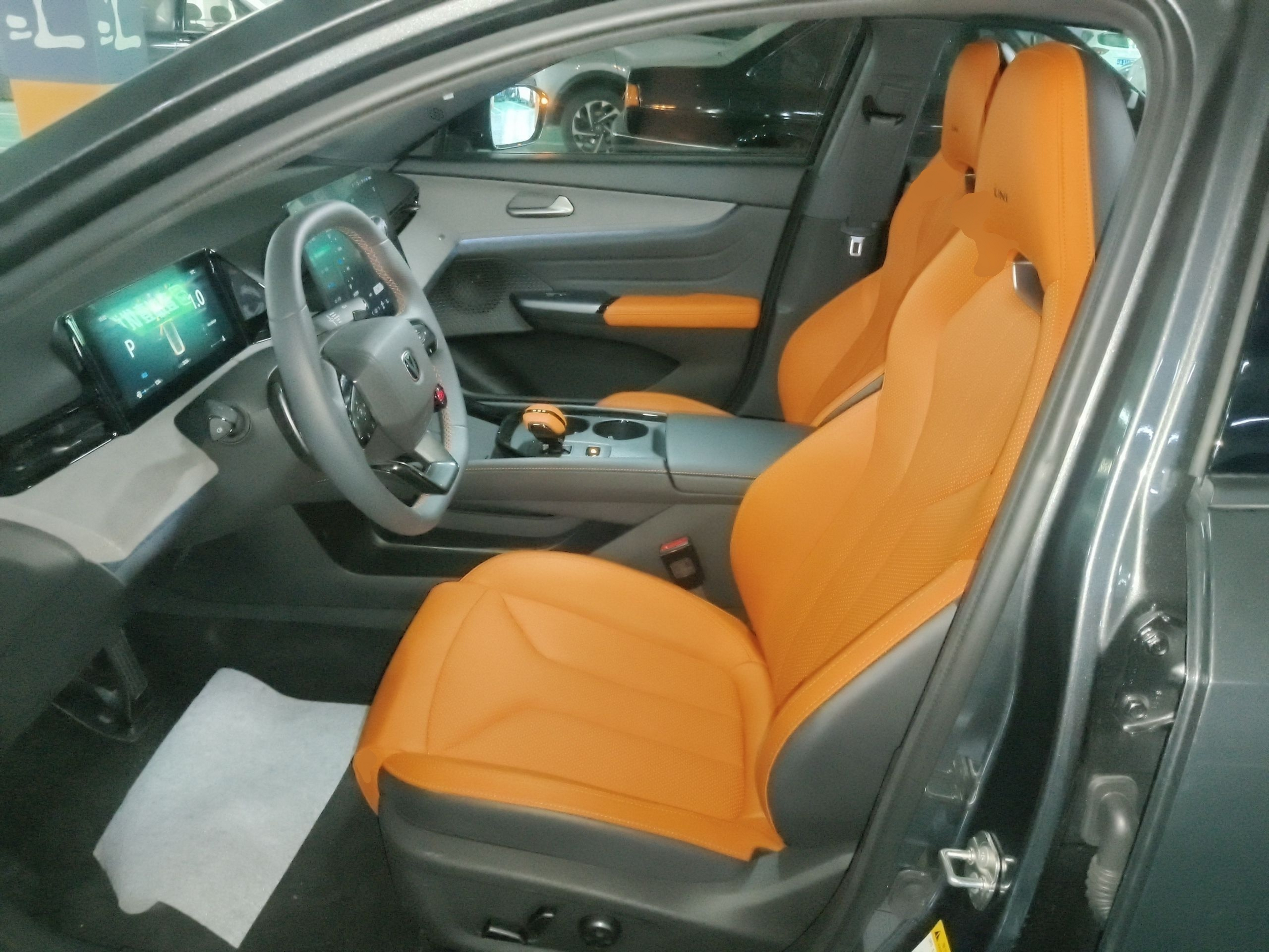 Переднее сиденье в автомобиле