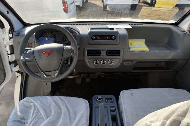 Used Wuling Yangguang 2024 300KM Comfort Version Passenger Van 75kW
