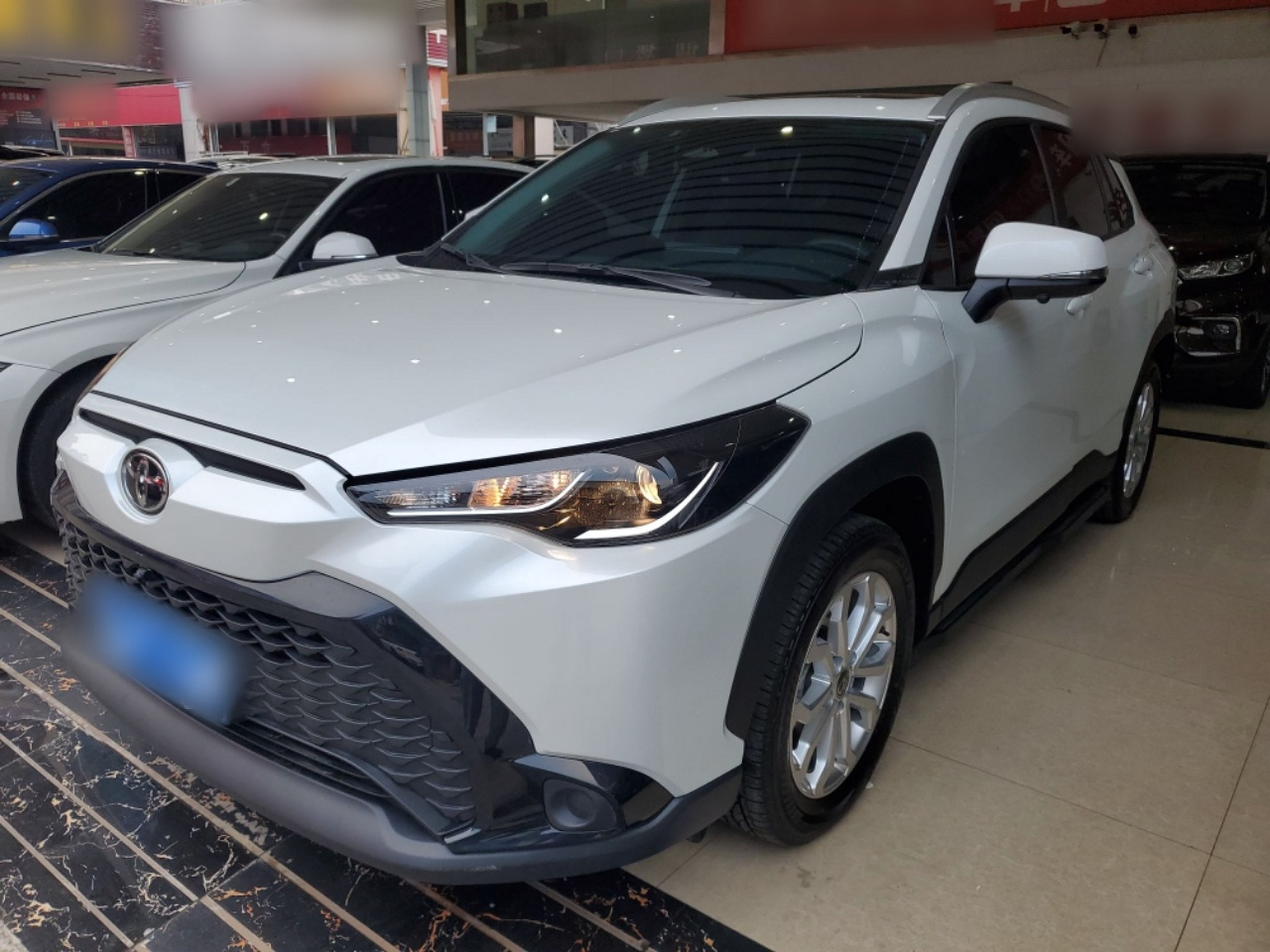 Под передней частью автомобиля