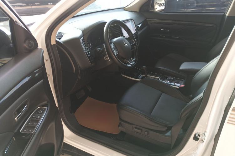 Used Mitsubishi Outlander 2019 2.4L 4x4 Zhi Xiang Edition 5 Seats China VI Standard