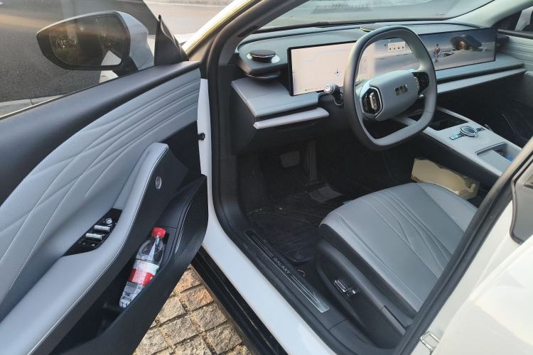 Used  E8 2024 550 km Range Rear-Wheel-Drive PRO
