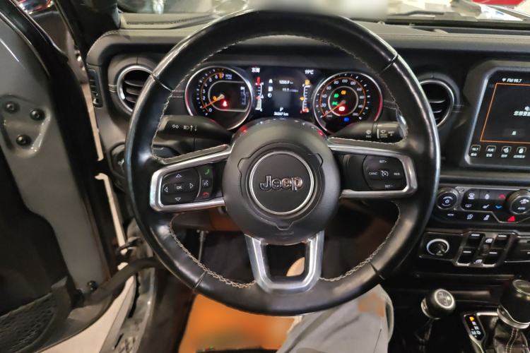 Used  Gladiator 2022 3.6L Pioneer Edition
