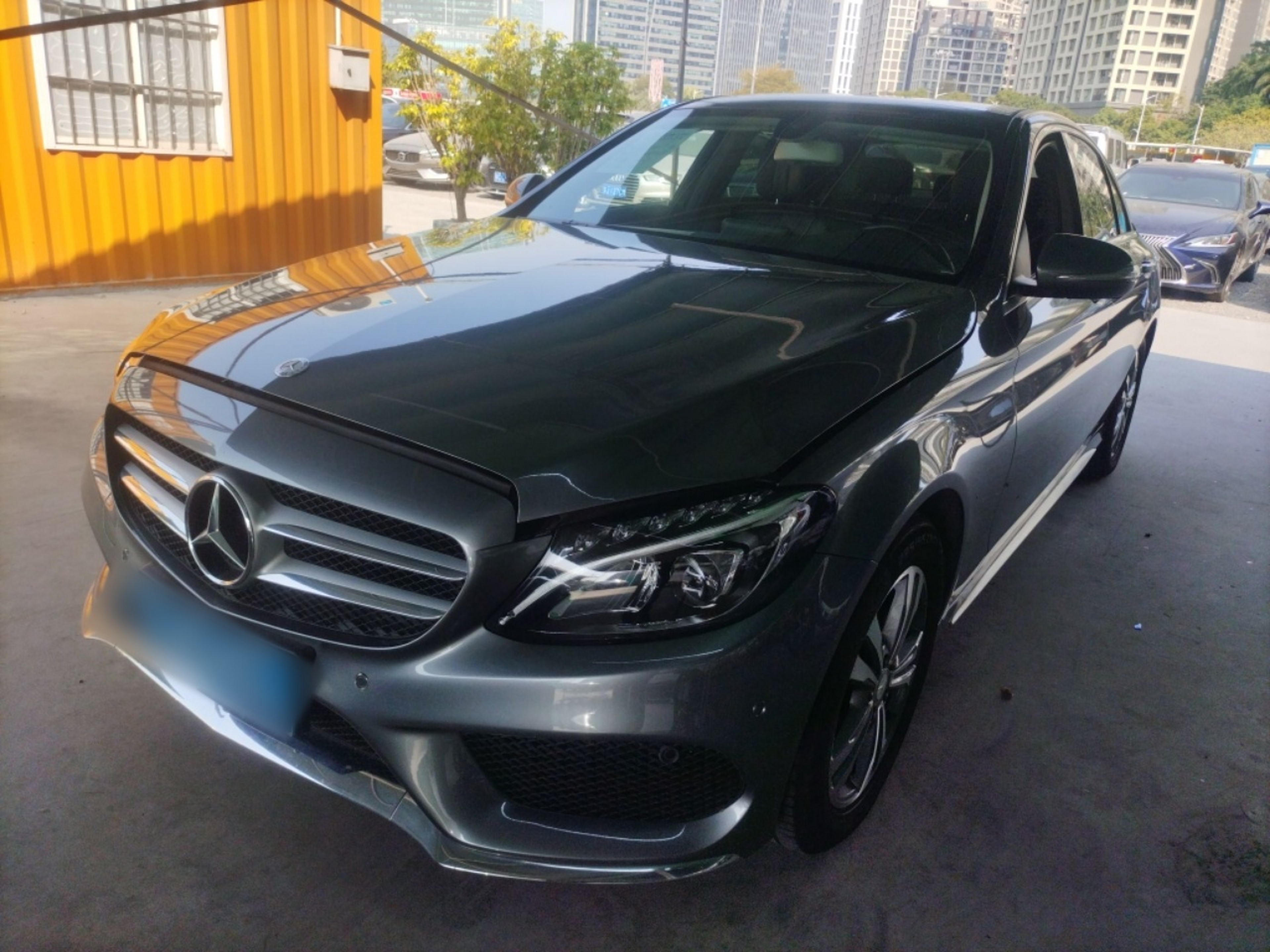 تحت مقدمة السيارة