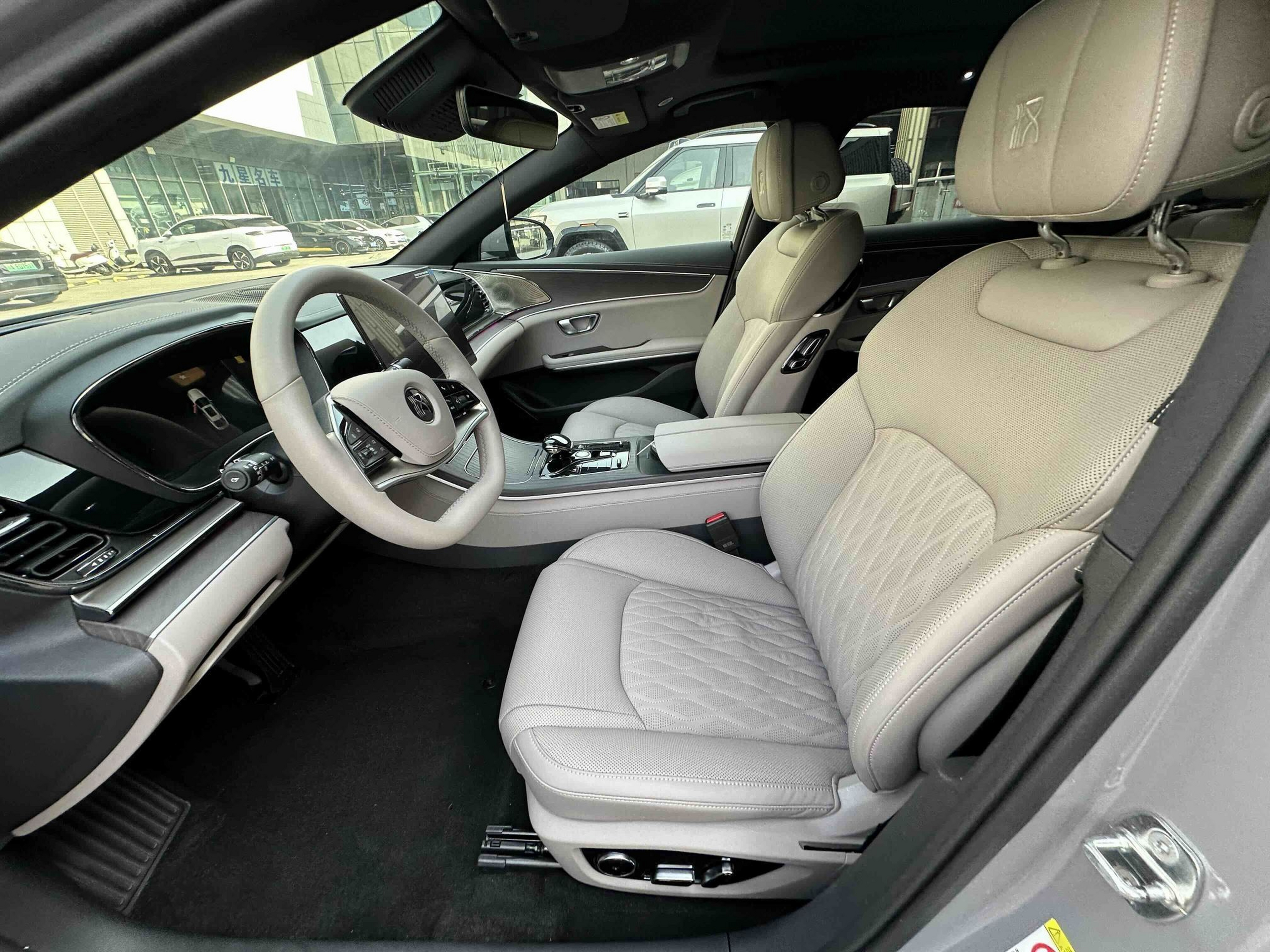 Переднее сиденье в автомобиле