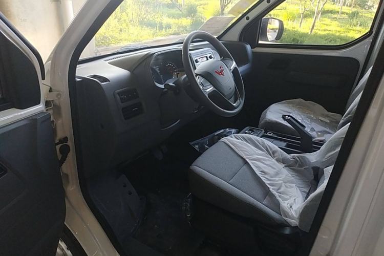 Used Wuling Yangguang 2024 300KM Comfort Version Passenger Van 75kW
