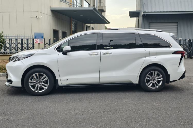 Used Toyota Sienna 2023 2.5L Hybrid Luxury Edition