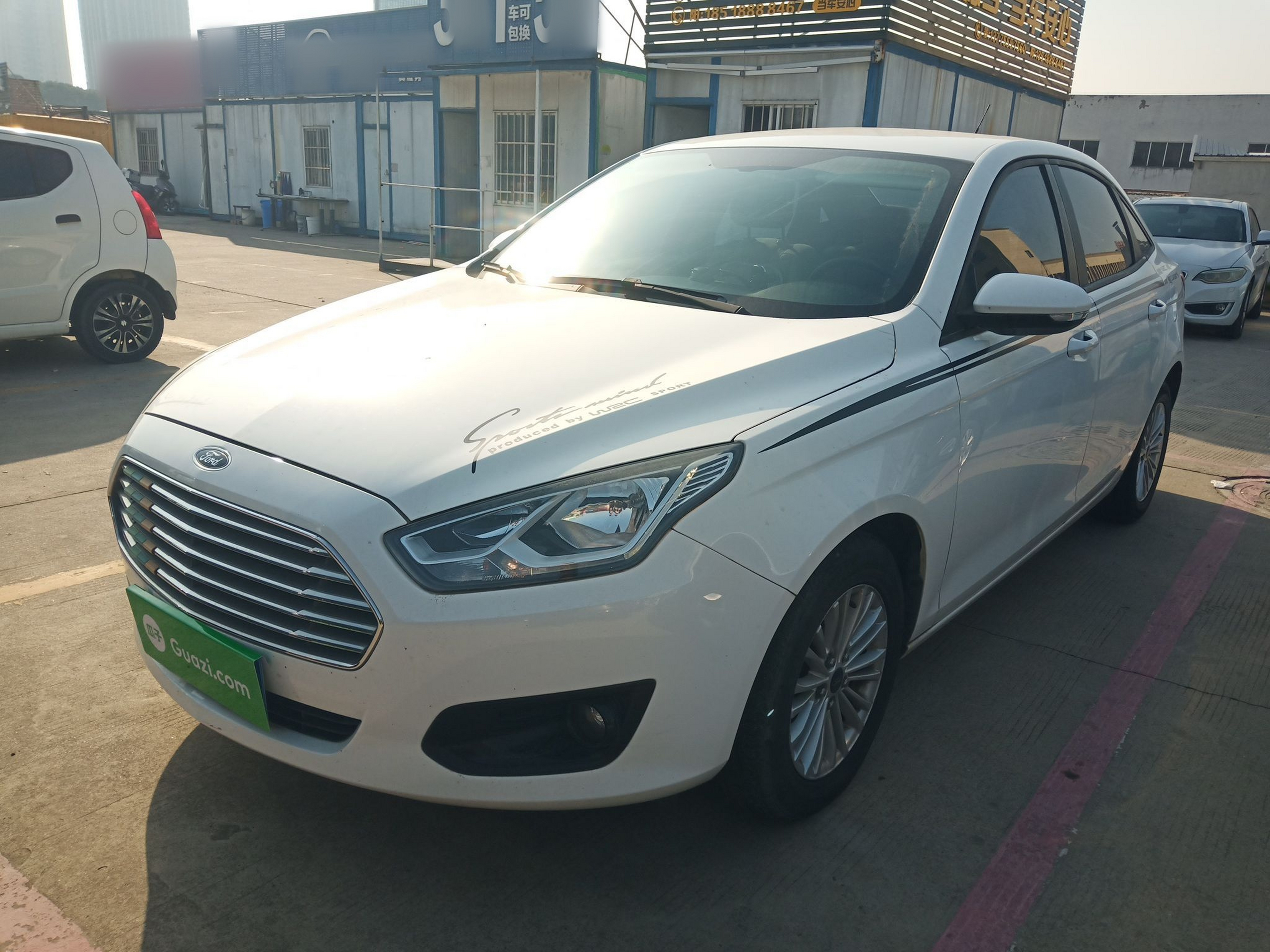 Под передней частью автомобиля