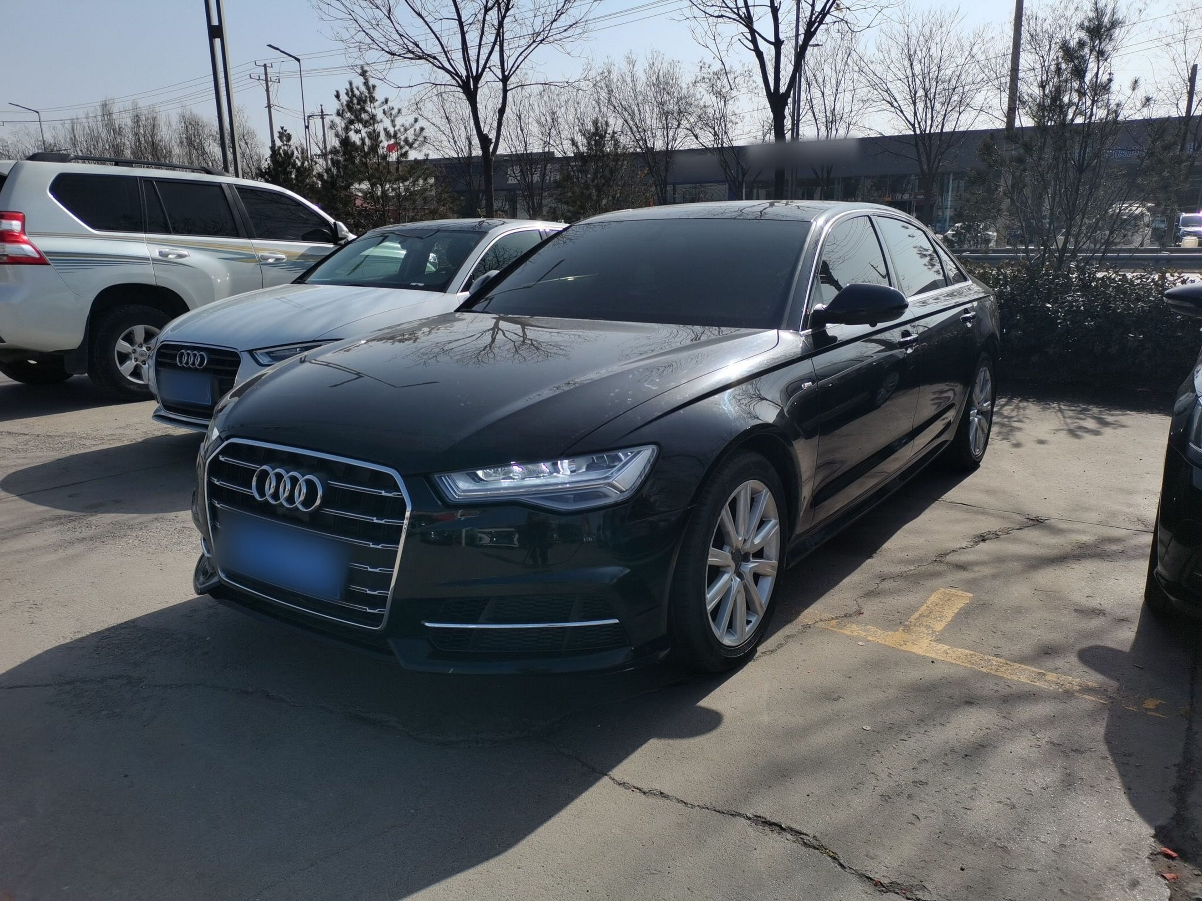 Под передней частью автомобиля