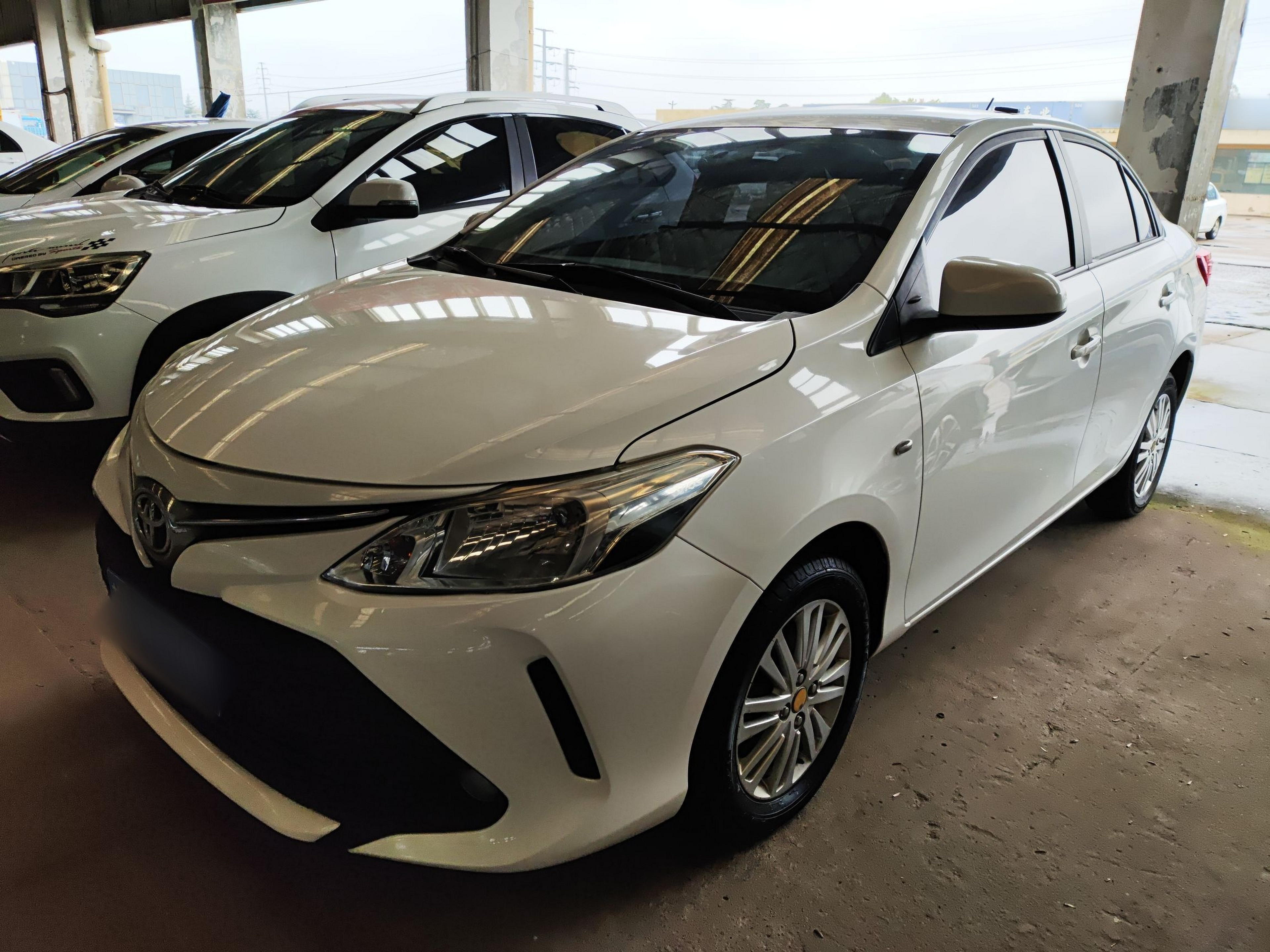 تحت مقدمة السيارة