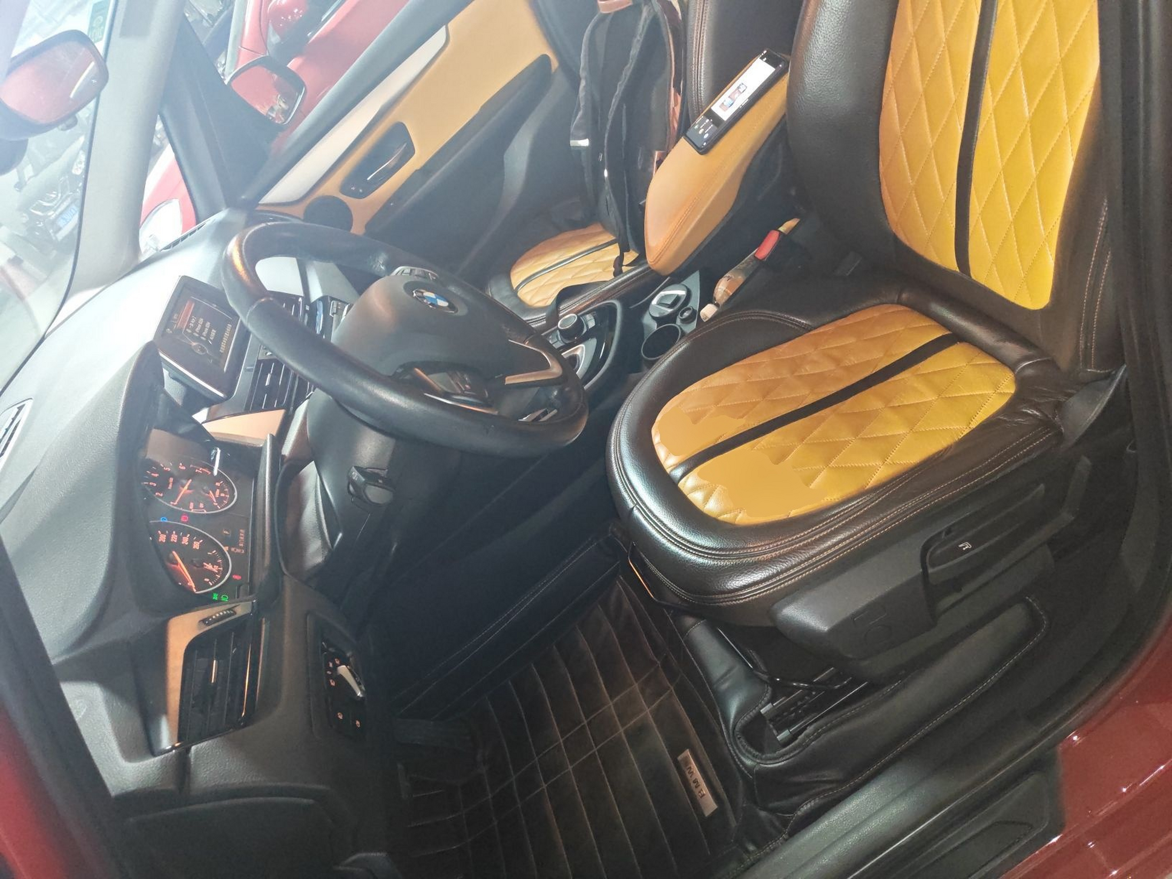 المقاعد الأمامية داخل السيارة